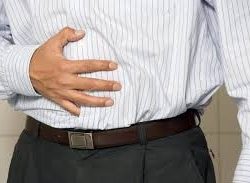 شاهد.. كلاب متوحشة تهاجم زبائن بمحطة بنزين