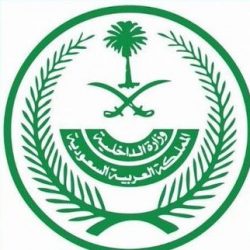 أمير عسير يزور عمال نظافة ويهنئهم بعيد الفطر