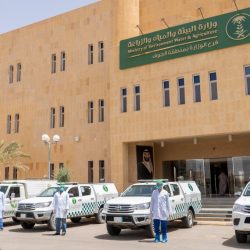 بلدية طريف تشرع بتطهير وتعقيم الجهات الحكومية بمحافظة طريف