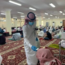 متطوعي الهلال الأحمر بالجوف يقيمون نقاط فرز ببعض جوامع المنطقة أثناء صلاة الجمعة