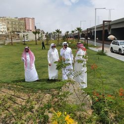 نتيجة لهطول الأمطار وجريان السيول مدني أبها يباشر حالة لإجتراف مركبة تقل عائلة بوادي ( عبلا ) بمركز مربة .