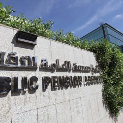 مدني المجاردة يستخرج عالقين في جبل آل مرير ..