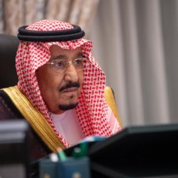 «المرور» يجدد التذكير بالغرامة المالية لتجاوز حدود المسارات بالطريق