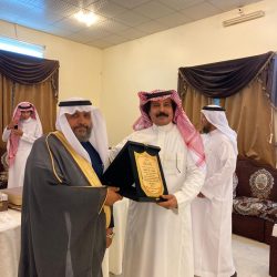 مديرة إدارة بتعليم نجران تقدم 20 تابلت لطالبات التربية الخاصة