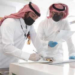 مركز الملك سلمان للإغاثة يوزع مواد إيوائية للنازحين من الجوف لمديرية العبر في حضرموت