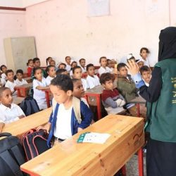 مركز الملك سلمان للإغاثة يوزع مواد إيوائية للنازحين من الجوف لمديرية العبر في حضرموت