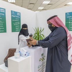 أهالي محافظة بيش يُقبلون على مركز لقاحات كورونا