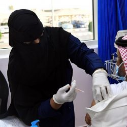 إيقاف (18) مخالفًا لنظام البيئة ضبط بحوزتهم كمية من الحطب المحلي المعروض للبيع على متن (18) مركبة