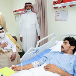 سمو نائب أمير منطقة الرياض يؤدي صلاة الميت على شهيد الواجب عايض القحطاني