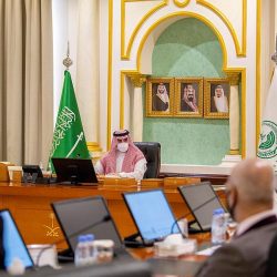 الرئيس التنفيذي للغذاء والدواء يبحث مع منتجي ومصنعي الورد الطائفي التحديات وسبل التطوير