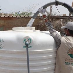 مركز الملك سلمان للإغاثة يوزع 5,378 كرتونًا من التمور في مديريتي حديبو وقلنسية بمحافظة سقطرى