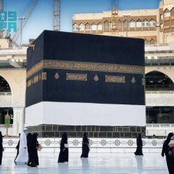 السديس يشارك في تنظيف صحن المطاف مع العمال