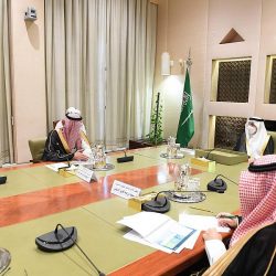 سمو الأمير فيصل بن خالد بن سلطان يكرم مواطنا بعرعر تبرع بكليته لشقيقه