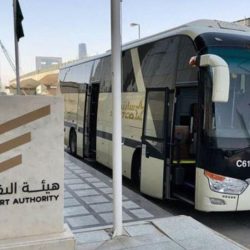 أمير تبوك يدشّن ويتفقد عدداً من المشروعات بحقل
