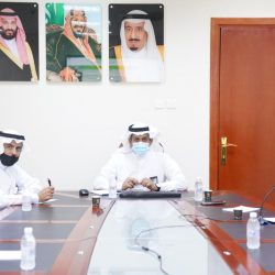 الدكتور الربيعة يعلن نجاح عملية فصل التوأم الطفيلي اليمني عائشة