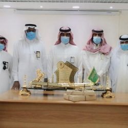 محافظ حفر الباطن يتفقد مركز اللقاح بمدرسة عبد الرحمن الغافقي