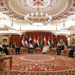 أقل بدقيقتين، رقم قياسي جديد لمدة تنظيف صحن الطواف بالكعبة (فيديو)
