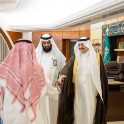 أمير الشرقية يقلد مدير جوازات المنطقة رتبة (لواء)