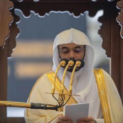 الحجاج يبدأون رمي “جمرة العقبة” في مشعر منى