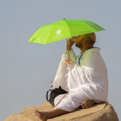 أمسكت طرف بزيه.. مشهد لكفيفة ورجل أمن يخطف القلوب