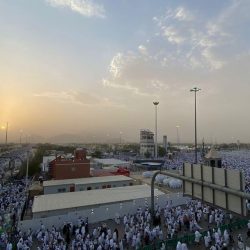 الحجاج يبدأون رمي “جمرة العقبة” في مشعر منى