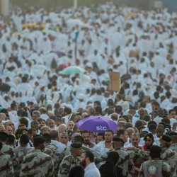 ضيوف الرحمن يبدأون النفرة إلى مشعر مزدلفة بعد أداء ركن “الحج الأعظم”