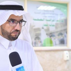 بحناجر المؤذنين وانسيابية الآذان انطلقت لحظة العيد الكبرى في إثراء بحضور أكثر من 52,000 زائر