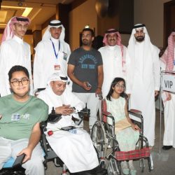 الحجاج المغادرون يتسابقون على شراء الهدايا من مكة