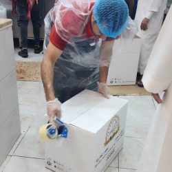 الحجاج المغادرون يتسابقون على شراء الهدايا من مكة