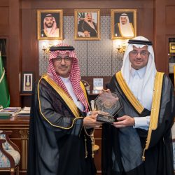 محافظ وادي الدواسر يستعرض خدمات بنك التنمية الاجتماعية مع المدير الإقليمي للمنطقة الوسطى