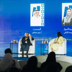 أمل توقع “هم باختصار” في “كتاب جدة” .