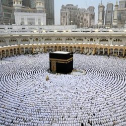 سمو ولي العهد يؤدي صلاة عيد الفطر المبارك في المسجد الحرام بمكة المكرمة