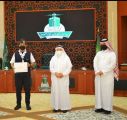 رئيس جامعة الملك عبدالعزيز يكرم الطلاب المشاركين في خدمة ضيوف الرحمن خلال شهر رمضان المبارك