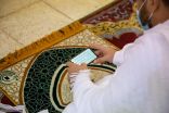 حجاج بيت الله يحملون تطبيق مصحف المدينة النبوية عبر شاشات الإسلامية التفاعلية بمسجد نمرة
