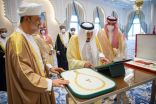 خادم الحرمين يقدم قلادة الملك عبدالعزيز لسلطان عُمان.. وهيثم بن طارق يمنحه وسام «آل سعيد»