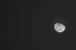 فلكية جدة: الليلة.. “القمر” يقترن بالثريا في سماء المملكة