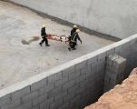 مدني الرياض ينقذ شخصين في انهيار جدار