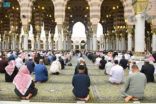 قاصدو المسجد النبوي يلتزمون بالإجراءات الاحترازية
