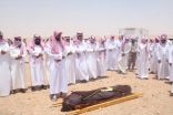محافظ حفرالباطن وأبناء مدينة القيصومة يؤدون صلاة الجنازة على شهيد الحد الجنوبي ناهس الحربي