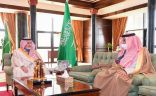 أمير تبوك يلتقي المشرف العام على مدارس الملك عبدالعزيز النموذجية بالمنطقة