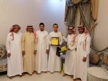 المعلم عبده جابر يكرم طالبه الملازم عبدالإله القيسي