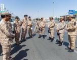 نائب رئيس الجهاز العسكري يعايد قوات الحرس الوطني بالنقاط الأمنية بالرياض