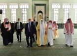  وزير الشؤون الإسلامية يزور جامع الملك فهد بسراييفو ويوجه بفرشه بالسجاد الفاخر