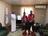 مدير الهلال الأحمر بالجوف يكرم موظف غرفة العمليات الشراري