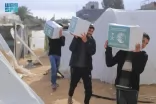 مركز الملك سلمان للإغاثة يواصل توزيع السلال غذائية للنازحين في مدينة خان يونس جنوب قطاع غزة