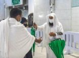 الرئاسة العامة لشؤون المسجد الحرام والمسجد النبوي توزيع 8000 مظلة بالمسجد الحرام ضمن “حملة خدمة معتمرينا شرف لمنسوبينا”
