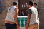 مركز الملك سلمان للإغاثة يوزع أكثر من 35 طنًا من السلال الغذائية لنازحي محافظة صعدة في مأرب