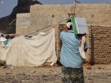 مركز الملك سلمان للإغاثة يوزع 2,456 كرتون تمور في عدة قرى بمحافظة لحج