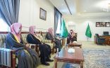 سمو الأمير فيصل بن خالد بن سلطان يستقبل رئيس المحكمة العامة برفحاء وعددا من القضاة