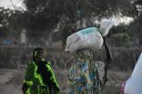 مركز الملك سلمان للإغاثة يوزع أكثر من 53 طناً من السلال الغذائية في حي الشاطئ بولاية غرب دارفور السودانية